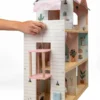 Casita de muñecas de madera con ascensor
