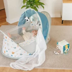 Cuna de viaje plegable con mosquitera y 3 muñecos – Cucú Travel Bed