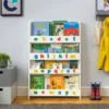 Estantería para libros blanca con letras