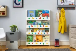 Estantería para libros blanca con letras