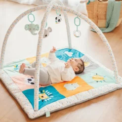 Gimnasio para bebés y alfombra de juegos con 3 muñecos incluidos
