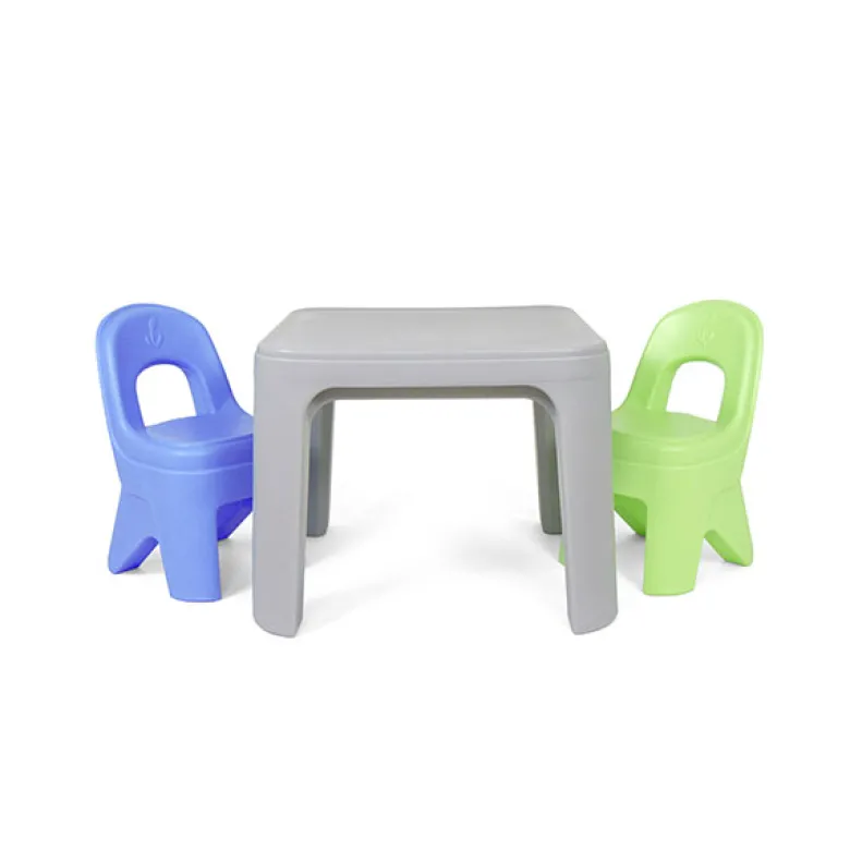 Juego de mesa y dos sillas
