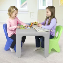 Juego de mesa y dos sillas