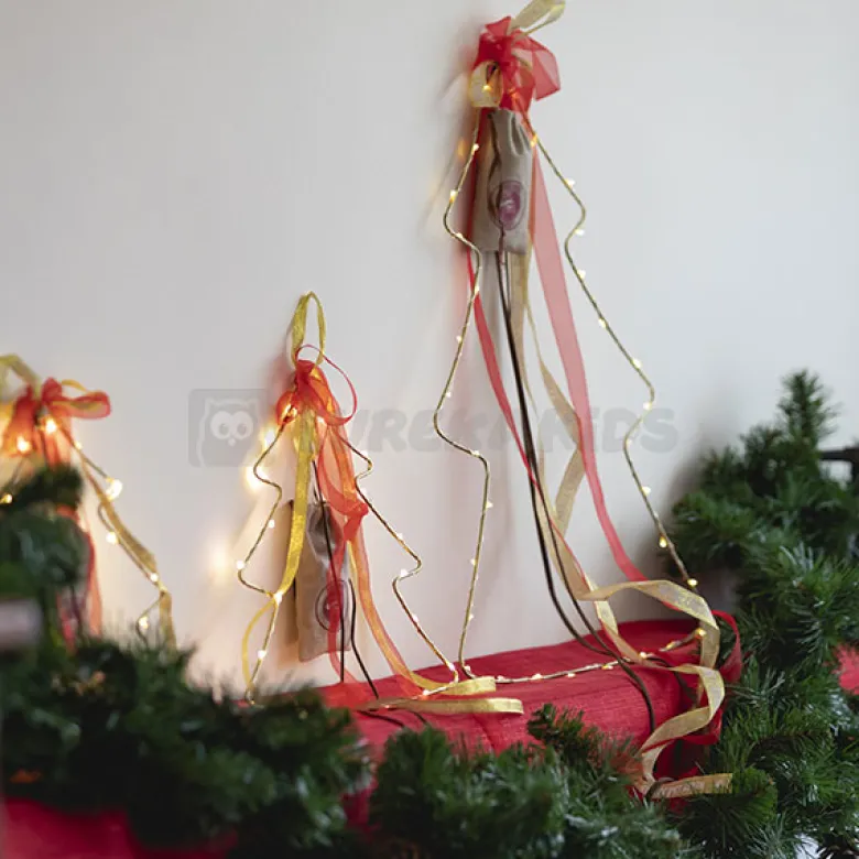 Pequeño árbol de navidad con luces