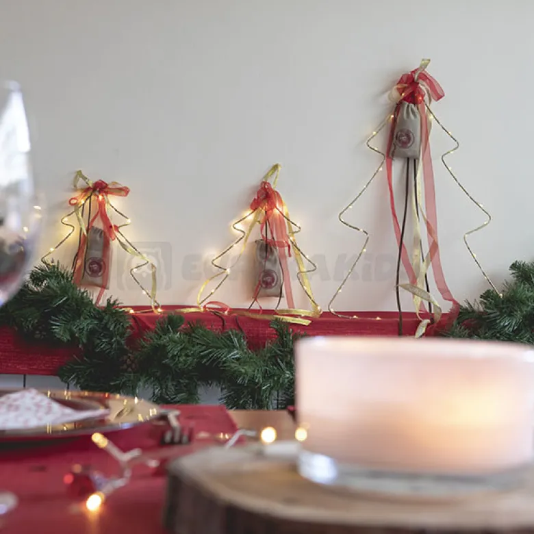 Pequeño árbol de navidad con luces