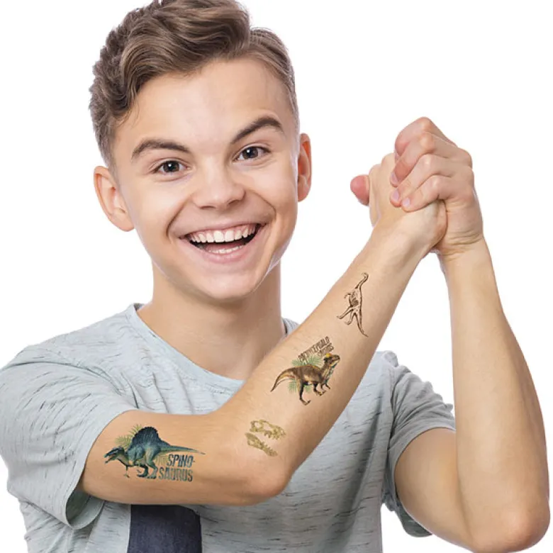 Tatuajes temporales brillantes en la oscuridad