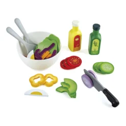 Verduras de madera con cuchillo de juguete para aprender a hacer ensaladas